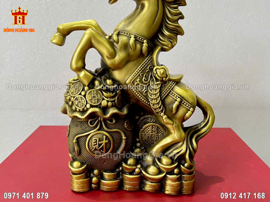 Trưng bày tượng ngựa giúp mang lại may mắn tài lộc cho gia chủ